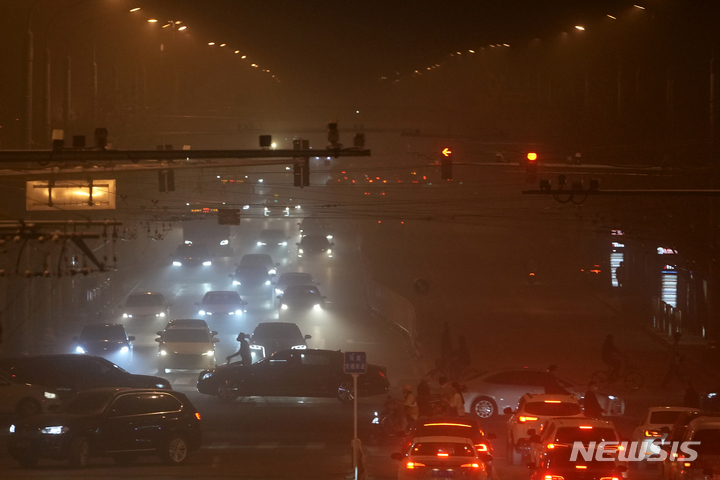 [베이징=AP/뉴시스] 10일 중국 베이징 도로가 모래폭풍으로 뿌옇게 뒤덮여 있다. 황사와 모래폭풍이 이날 밤 베이징을 덮쳐 대기지수(AQI)가 치솟았다. 2023.04.11.