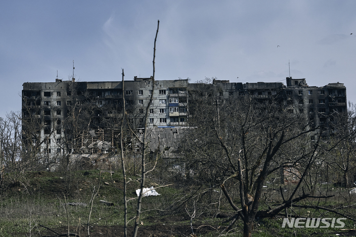[바흐무트=AP/뉴시스] 9일(현지시간) 러시아군과 우크라이나군 최대 격전지인 도네츠크주 바흐무트에 있는 한 건물이 파손돼 있다. 2023.04.11.