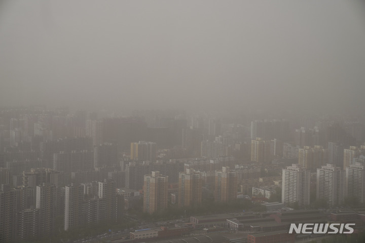 [베이징=AP/뉴시스] 11일 중국 베이징 시내 상공이 황사에 뿌옇게 뒤덮여있다. 전날 밤부터 베이징을 덮친 황사와 모래폭풍으로 강풍 경보와 황사 경보가 동시에 발령됐다. 2023.04.11.