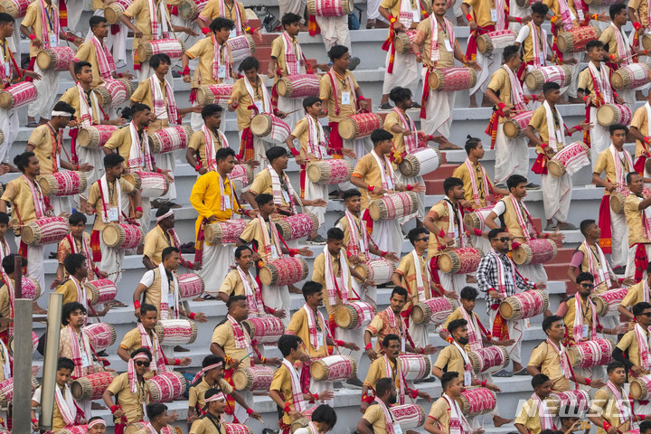 [구와하티=AP/뉴시스] 11일(현지시간) 인도 아삼주 구와하티에서 전통의상을 입은 아삼족 음악가들이 비후 춤연습을 하고 있다. 약 1만1천 명의 비후 무용수와 음악가가 오는 14일 민속춤 공연 부문 기네스 세계 기록에 도전한다. 2023.04.12.