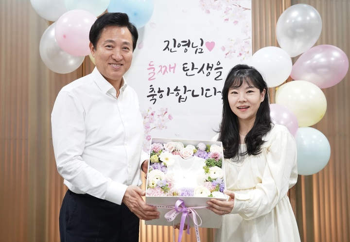 [서울=뉴시스]출산을 앞둔 서울시 직원을 축하하는 오세훈 서울시장.(제공=서울시)