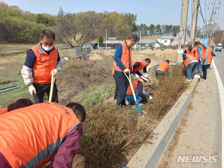  사기막골 도예촌 입구 꽃나무 식재 모습