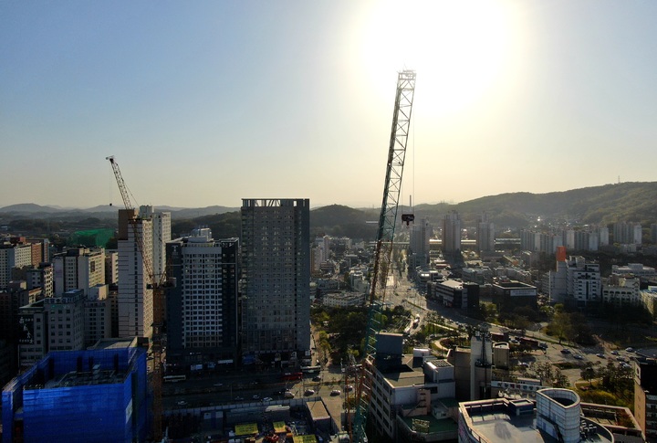 [청주=뉴시스] 안성수 기자 = 아파트 대체 상품으로 주거용으로 인기를 끌던 생활형 숙박시설이 고금리와 정부의 숙박업 신고 규제에 발목이 잡혔다. 지난해부터 시작된 고금리 기조와 부동산 침체, 정부 규제로 그 인기가 주춤해지는 모양새다. 사진은 충북 청주시 오창읍에 지어지고 있는 생활형숙박시설 공사 모습 . 2023.4.11. hugahn@newsis.com *재판매 및 DB 금지