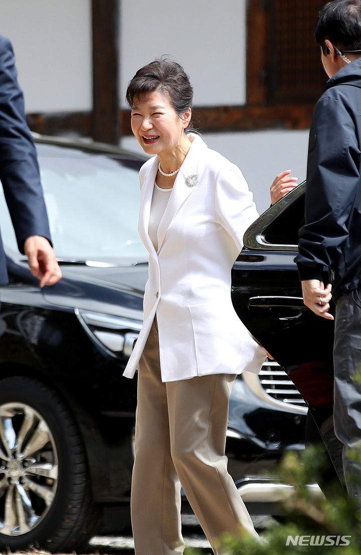 [대구=뉴시스] 이무열 기자 = 박근혜 전 대통령이 11일 오전 대구 동구 팔공총림 동화사를 방문해 능종 주지 스님과 차담을 나누기 위해 사찰음식 체험관으로 이동하고 있다. 2023.04.11. lmy@newsis.com