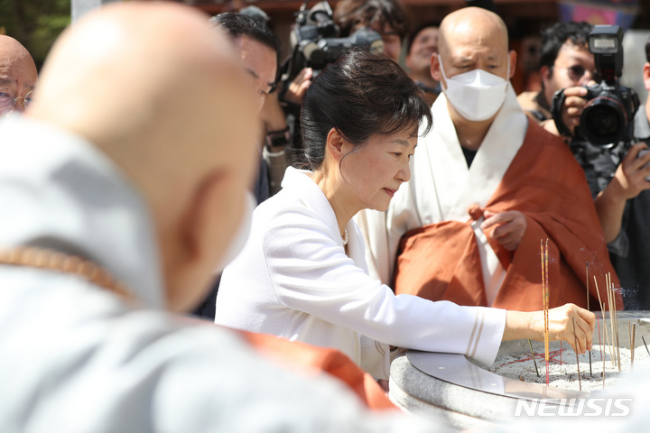 [대구=뉴시스] 이무열 기자 = 박근혜 전 대통령이 11일 오전 대구 동구 팔공총림 동화사를 방문해 통일대불에 향을 올리고 있다. 2023.04.11. lmy@newsis.com