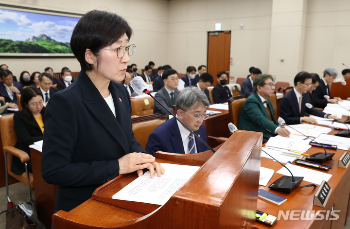 [서울=뉴시스] 이영환 기자 = 한화진 환경부 장관이 11일 오후 서울 여의도 국회에서 열린 기후위기특별위원회 전체회의에서 업무보고를 하고 있다. 2023.04.11. 20hwan@newsis.com