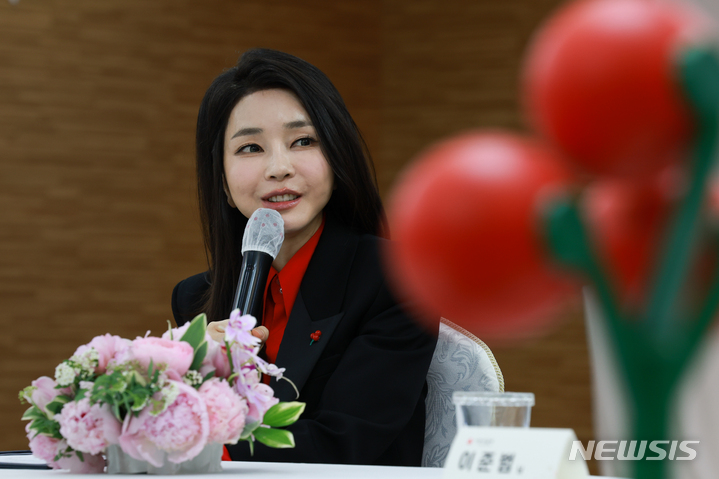 김건희 여사, 사랑의열매 명예회장...강원 산불 성금 전달 