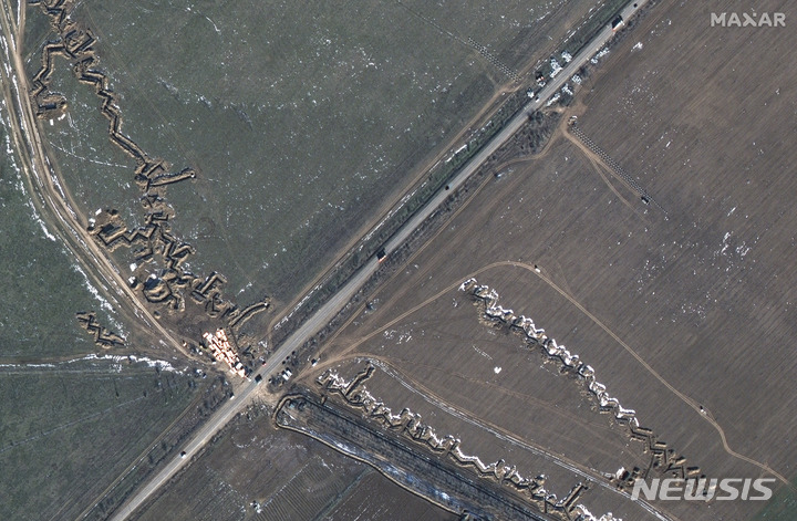 [크름반도=AP/뉴시스] 맥사 테크놀로지가 제공한 위성 사진에서 2월11일(현지시각) 크름반도 메드베디우카에 있는 러시아군 요새와 대전차 방어선 '용의 이빨'이 보이고 있다. 2023.04.27.