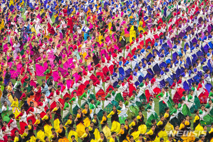 [구와하티=AP/뉴시스] 11일(현지시간) 인도 아삼주 구와하티에서 전통의상을 입은 아삼족 무용수들이 비후 춤을 연습하고 있다. 약 1만1천 명의 비후 무용수와 음악가가 오는 14일 민속춤 공연 부문 기네스 세계 기록에 도전한다. 2023.04.12.