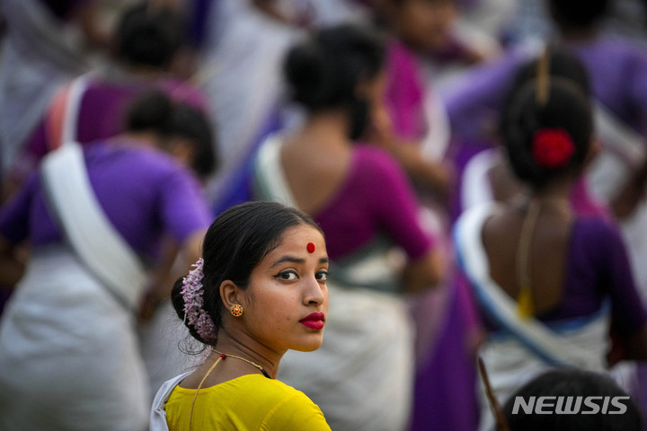 [구와하티=AP/뉴시스] 11일(현지시간) 인도 아삼주 구와하티에서 전통의상을 입은 한 아삼족 소녀가 비후춤 연습에 참여하고 있다. 약 1만1천 명의 비후 무용수와 음악가가 오는 14일 민속춤 공연 부문 기네스 세계 기록에 도전한다. 2023.04.12.