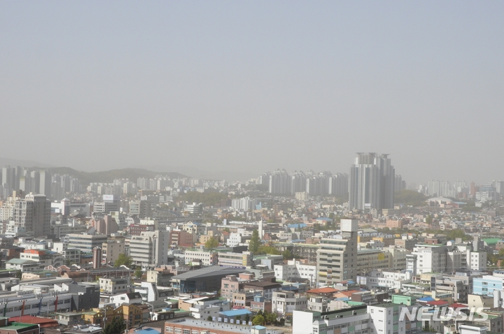 [청주=뉴시스] 조성현 기자 = 충북지역에 미세먼지 경보가 발령된 12일 오전 청주시 상당구 수암골 전망대에서 바라본 도심이 뿌옇게 보이고 있다. 2023.04.12. jsh0128@newsis.com