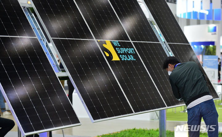 [대구=뉴시스] 이무열 기자 = 지난 4월12일 오전 대구 북구 산격동 엑스코에서 열린 ‘제20회 국제 그린에너지 엑스포’를 찾은 관람객이 태양광 모듈 부스를 살펴보고 있다. 이번 전시회는 1010개 부스 규모로 25개국 300개 기업이 참가한다. 2023.04.12. lmy@newsis.com