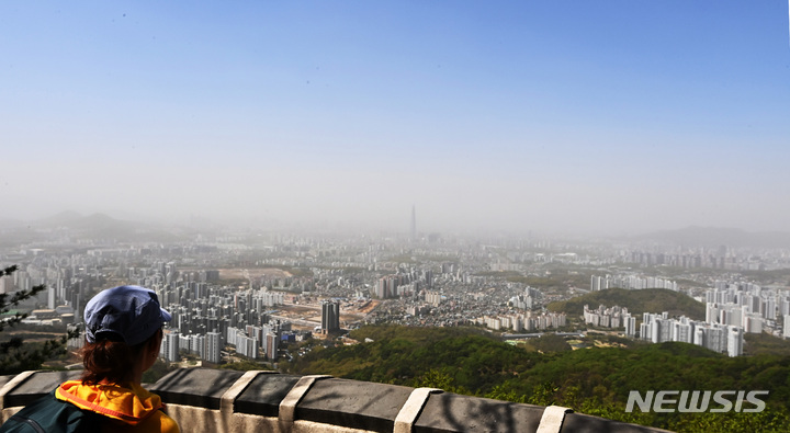 [광주(경기)=뉴시스] 김종택 기자 = 중국발 황사의 영향으로 미세먼지 농도가 '매우 나쁨' 수준을 보인 12일 경기도 광주시 남한산성에서 바라본 서울 도심이 뿌옇게 보이고 있다. 2023.04.12. jtk@newsis.com