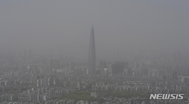 [광주(경기)=뉴시스] 김종택 기자 = 중국발 황사의 영향으로 미세먼지 농도가 '매우 나쁨' 수준을 보인 12일 경기도 광주시 남한산성에서 바라본 서울 도심이 뿌옇게 보이고 있다. 2023.04.12. jtk@newsis.com