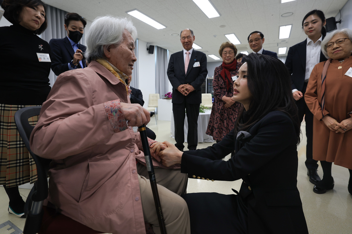 [서울=뉴시스] 윤석열 대통령 부인 김건희 여사가 12일 경기도 파주 국립 6.25 전쟁납북자기념관을 찾아 납북자·억류자 가족들과 대화하고 있다. (사진=대통령실 제공) 2023.04.12. photo@newsis.com *재판매 및 DB 금지