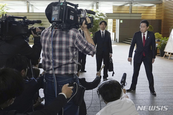 [도쿄=교도·AP/뉴시스]기시다 후미오일본 총리(사진 오른쪽)가 13일 북한이 한반도와 일본 사이 해상을 향해 탄도미사일을 발사한 뒤 도쿄 총리공관에서 기자회견을 하고 있다. 2023.04.13.