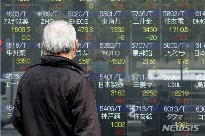 [도쿄=AP/뉴시스]일본 증시 자료사진. 도쿄의 한 증권사에서 일본 닛케이225지수를 보여주는 전자 주식판을 한 사람이 지켜보고 있다. 2023.05.31.