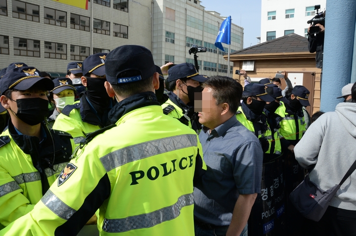 [청주=뉴시스] 임선우 기자 = 4일 청주병원 부동산 인도 강제집행에 투입된 경찰관들이 병원 측으로부터 거센 항의를 받고 있다. 2023.04.04. imgiza@newsis.com *재판매 및 DB 금지