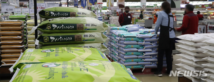 [서울=뉴시스] 조수정 기자 = 서울 서초구 하나로마트 양재점에 쌀 포대가 쌓여 있다. 2023.04.13.chocrystal@newsis.com