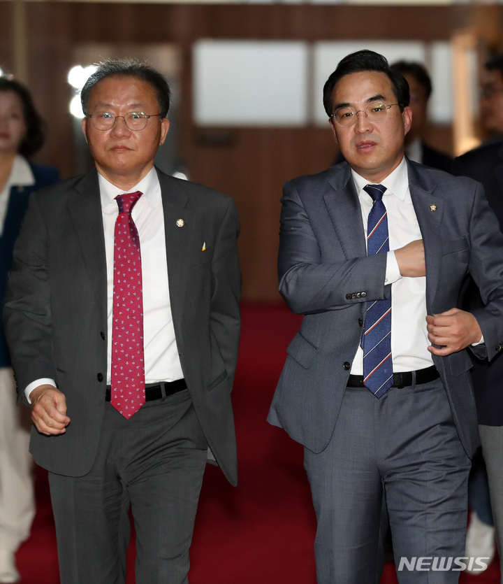 [서울=뉴시스] 이영환 기자 = 윤재옥 국민의힘 원내대표와 박홍근 더불어민주당 원내대표가 13일 오후 서울 여의도 국회에서 김진표 국회의장과 회동을 마친 후 이동하고 있다. 2023.04.13. 20hwan@newsis.com