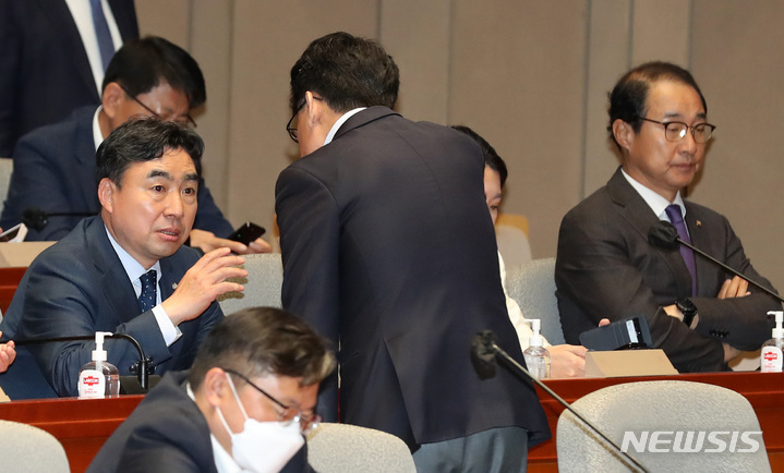 [서울=뉴시스] 이영환 기자 = 더불어민주당 윤관석(왼쪽), 이성만(오른쪽) 의원이 13일 오후 서울 여의도 국회에서 열린 의원총회에 참석해 자리에 앉아 있다. 더불어민주당의 2021년 5월 전당대회 불법자금 의혹을 수사하는 검찰은 지난 12일 윤관석·이성만 민주당 의원을 압수수색했다. 2023.04.13. 20hwan@newsis.com