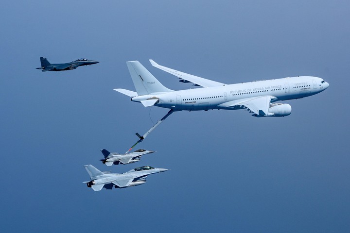 [서울=뉴시스] 공군은 지난 12일 서해에서 다목적 공중급유수송기 '시그너스(KC-330)' 공중급유훈련을 실시했다고 13일 밝혔다. 사진은 공군 KC-330 공중급유기가 KF-16 전투기에 공중급유를 하는 모습. (사진=공군 제공) 2023.04.13. photo@newsis.com *재판매 및 DB 금지