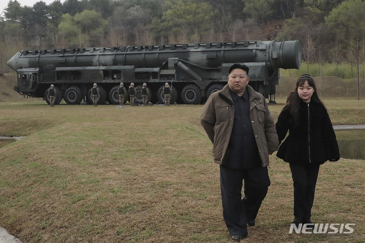 [평양=AP/뉴시스] 북한 조선중앙통신이 14일 제공한 사진에 김정은 북한 국무위원장이 13일 북한의 장소가 공개되지 않은 곳에서 딸 주애와 함께 대륙간탄도미사일(ICBM) '화성-18' 시험발사 현장을 현지지도하고 있다. 2023.04.14.