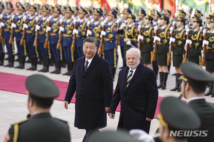 [베이징=AP/뉴시스] 시진핑 중국 국가주석과 루이스 이나시우 룰라 다시우바 브라질 대통령(오른쪽)이 14일 인민대회당에서 열린 환영식에 참석해 의장대를 사열하고 있다. 2023.04.14