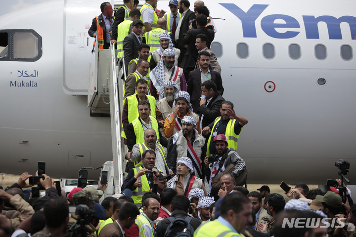 [사나(예멘)=AP/뉴시스] 2023년 4월 14일 예멘 내전의 포로교환을 위해 사나공항에 착륙한 예멘 여객기에서 후티 반군 포로들이 내리고 있다. 국제적십자위원회는 내전 종식을 위해 800명의 포로교환이 이뤄졌다고 발표했다. 2023. 06.11. 