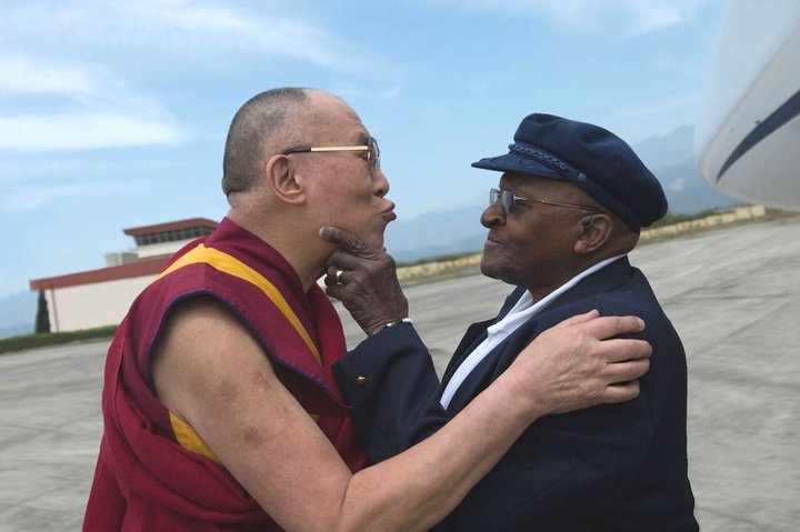 [서울=뉴시스] 티베트 정신적 지도자 달라이 라마의 '소년 성추행 영상'이 소셜미디어를 통해 전 세계로 퍼진 가운데 이 영상이 중국 공산당 선전의 일환이라고 13일(현지시간) 미국 넥스트샤크가 보도했다. (사진=트위터 갈무리)2023.04.14. *재판매 및 DB 금지
