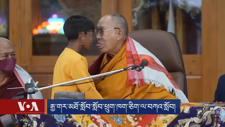 [서울=뉴시스] 티베트 종교지도자 달라이 라마가 소년에게 혀를 내미는 모습을 담은 영상 (사진=트위터 갈무리)2023.04.14. *재판매 및 DB 금지
