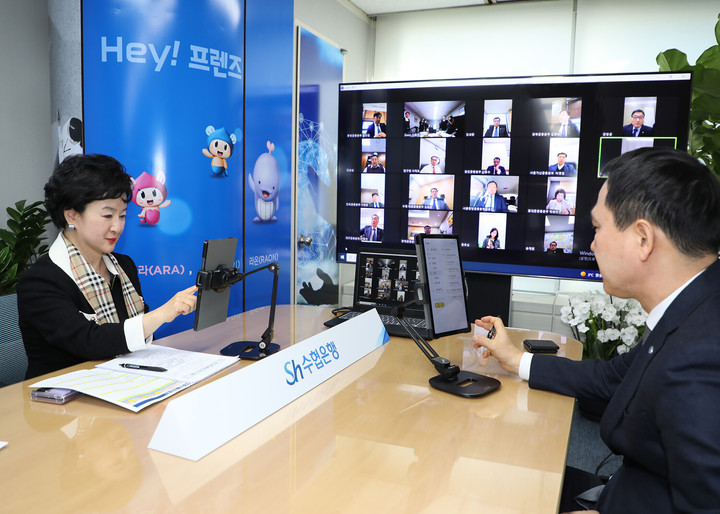 강신숙 Sh수협은행장이 온라인 커뮤니케이션 시스템으로 전국 19개 금융본부장과 화상회의를 진행하고 있다.(사진=Sh수협은행 제공) *재판매 및 DB 금지