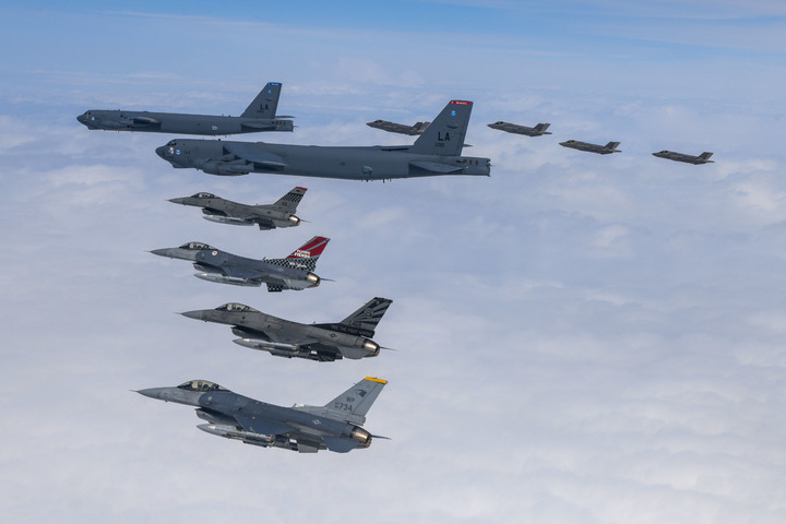 [서울=뉴시스] 한미 공군이 14일 한반도 상공에서 우리측 F-35A 전투기와 미측 B-52H 전략폭격기, F-16 전투기가 참여한 가운데 연합공중훈련을 실시하고 있다. (사진=국방부) 2023.04.14. photo@newsis.com *재판매 및 DB 금지