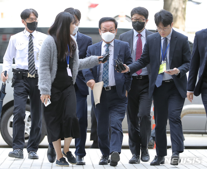 [서울=뉴시스] 김금보 기자 = '백현동 특혜 의혹'의 로비스트로 지목된 김인섭 전 한국하우징기술 대표가 14일 오전 서울 서초구 서울중앙지방법원에서 구속 전 피의자 심문에 출석하고 있다. 2023.04.14. kgb@newsis.com