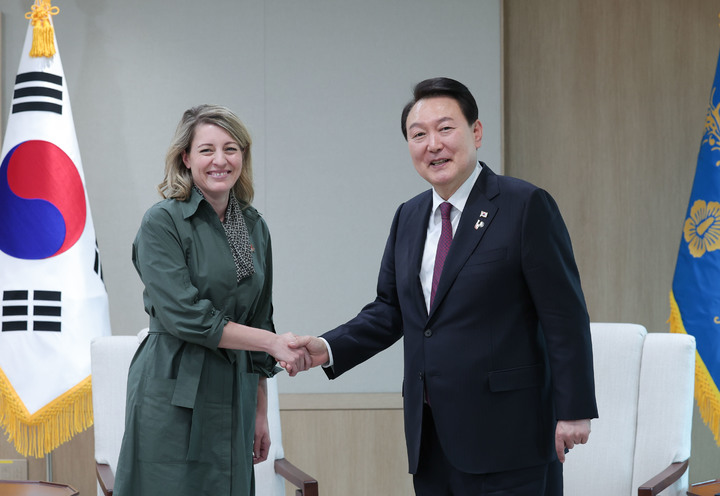 [서울=뉴시스] 윤석열 대통령이 14일 서울 용산 대통령실 청사에서 멜라니 졸리 캐나다 외교장관을 접견하고 있다. (사진=대통령실 제공) 2023.04.14. photo@newsis.com *재판매 및 DB 금지