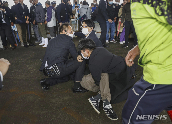 [와카야마=AP/뉴시스] 15일 보궐선거 여당 후보 지원을 위해 일본 와카야마 한 항구를 찾은 기시다 후미오 일본 총리 연설에 앞서 폭발물을 던진 것으로 보이는 용의자가 체포되고 있다. 2023.04.15.