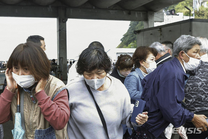 [와카야마=AP/뉴시스]15일 일본 서부 와카야마현의 한 항구에 연막탄으로 보이는 물체가 투척된 후 주민들이 현장에서 대피하고 있다. 이날 폭발로 인한 부상자는 없었다. 2023.04.15