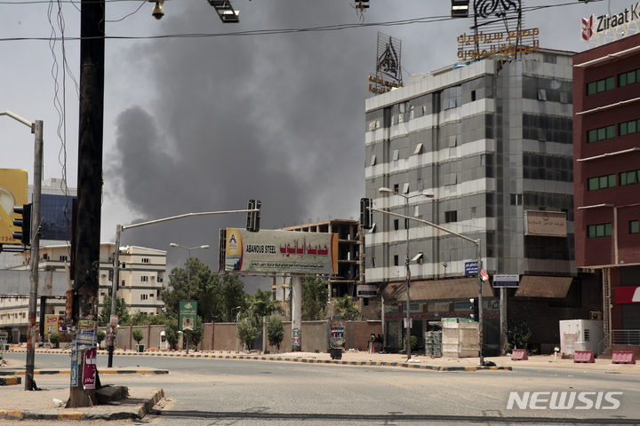 [하르툼=AP/뉴시스] 수단 수도 하르툼에서 15일(현지시간) 민병대 RSF와 정부군 간 치열한 전투가 벌어지고 있다. 2023.04.16 