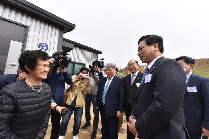 [서울=뉴시스] 한국교회총연합 이영훈 목사(오른쪽)가 울진 산불 피해 주민을 위한 '사랑의 집 짓기' 완공 예배 전 현지 주민들을 만나고 있다. (사진= 한국교회총연합 제공) 2023.04.16. photo@newsis.com *재판매 및 DB 금지