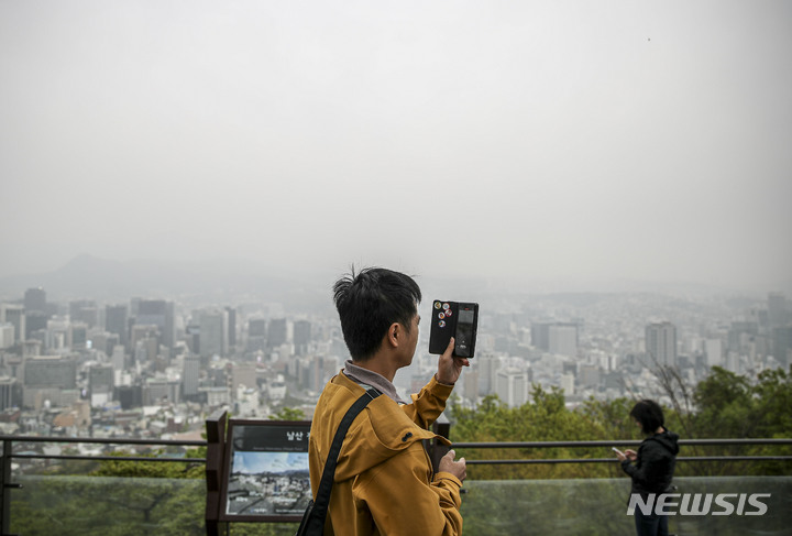 [서울=뉴시스] 정병혁 기자 = 전국 대부분의 지역에 미세먼지 농도가 '나쁨' 수준을 보인 16일 오전 서울 남산에서 바라본 도심이 뿌옇게 보이고 있다. 2023.04.16. jhope@newsis.com