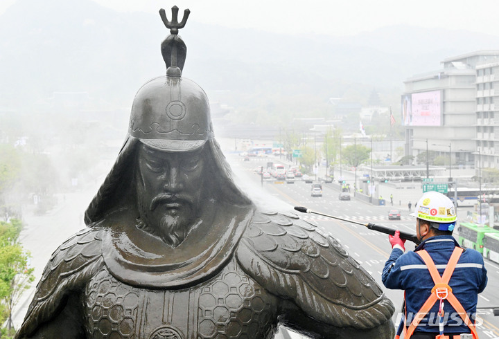 [서울=뉴시스] 최동준 기자 = 16일 서울 광화문 광장에서 서울시 관계자들이 이순신 장군 동상 세척 작업을 하고 있다. (공동취재사진) 2023.04.16. photo@newsis.com