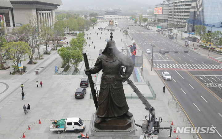 [서울=뉴시스] 최동준 기자 = 16일 서울 광화문 광장에서 서울시 관계자들이 이순신 장군 동상 세척 작업을 하고 있다. (공동취재사진) 2023.04.16. photo@newsis.com