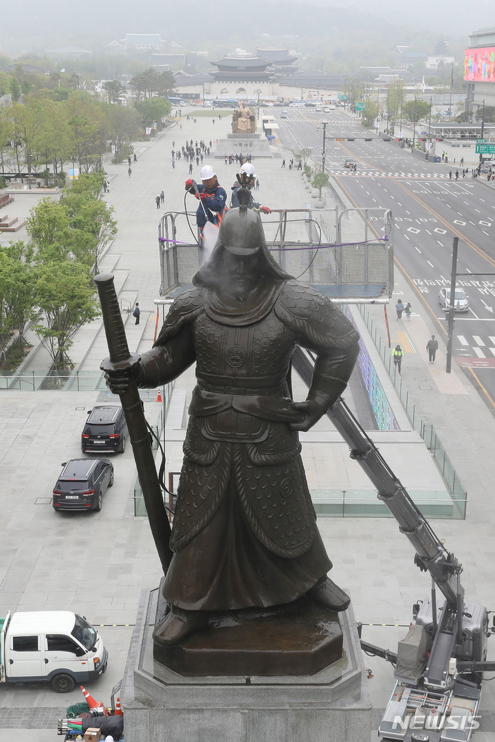 [서울=뉴시스] 최동준 기자 = 16일 서울 광화문 광장에서 서울시 관계자들이 이순신 장군 동상 세척 작업을 하고 있다. (공동취재사진) 2023.04.16. photo@newsis.com