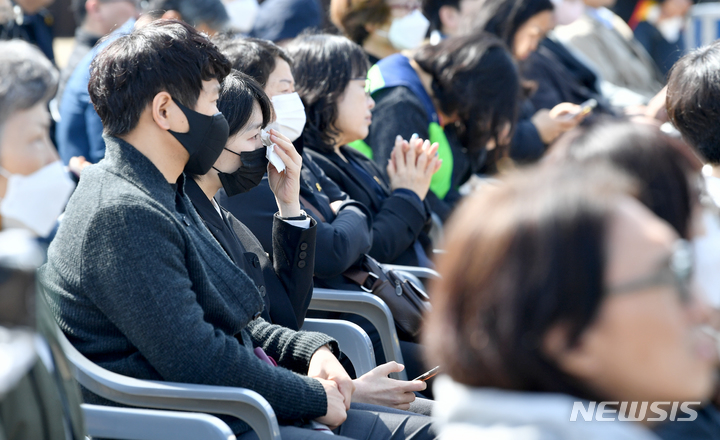 [목포=뉴시스]김혜인 기자 = 세월호 참사 9주기를 맞은 16일 오전 전남 목포시 목포신항만 내 세월호 거치 장소 앞에서 '세월호 9주기 기억식'이 열리고 있다. 2023.04.16.hyein0342@newsis.com