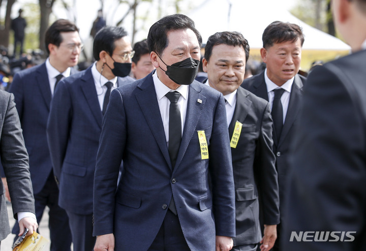 [안산=뉴시스] 정병혁 기자 = 김기현 국민의힘 대표가 16일 경기 안산시 화랑유원지에서 열린 세월호참사 9주기 기억식에 참석하고 있다. 2023.04.16. jhope@newsis.com