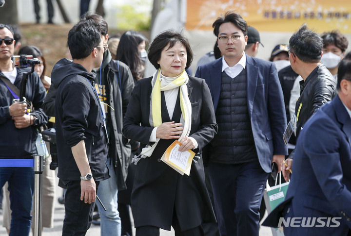 [안산=뉴시스] 정병혁 기자 = 이정미 정의당 대표가 16일 경기 안산시 화랑유원지에서 열린 세월호참사 9주기 기억식에 참석하고 있다. 2023.04.16. jhope@newsis.com