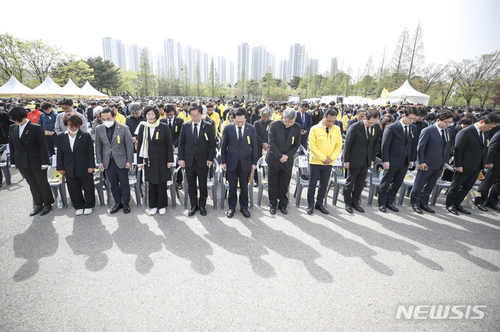 [안산=뉴시스] 정병혁 기자 = 김기현 국민의힘 대표와 이재명 더불어민주당 대표, 이정미 정의당 대표를 비롯한 참석자들이 16일 경기 안산시 화랑유원지에서 열린 세월호참사 9주기 기억식에서 묵념을 하고 있다. 2023.04.16. jhope@newsis.com