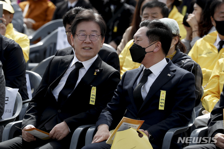 [안산=뉴시스] 정병혁 기자 = 이재명 더불어민주당 대표와 김기현 국민의힘 대표가 16일 경기 안산 화랑유원지에서 열린 세월호 참사 9주기 기억식에서 대화하고 있다. (공동취재사진) 2023.04.16. photo@newsis.com