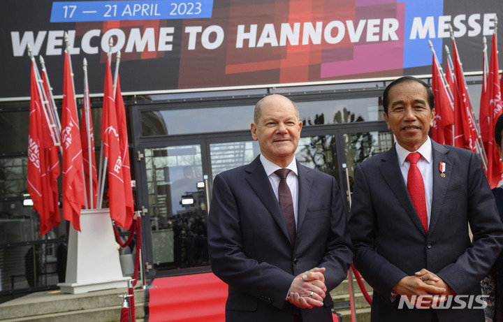 [하노버=AP/뉴시스] 올라프 숄츠(왼쪽) 독일 총리와 조코 위도도 인도네시아 대통령이 16일 일요일 독일 하노버에서 열린 하노버 산업박람회 개막식에 함께 서 있다. 2023.04.17
