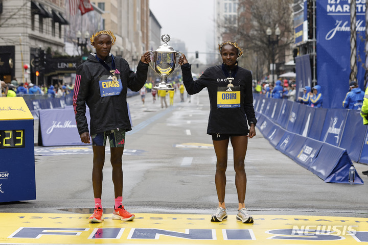 [보스턴=AP/뉴시스] 2023 보스턴 마라톤 남녀부 우승을 차지한 에번스 체벳(사진 왼쪽)과 헬렌 오비리. 2023.04.18